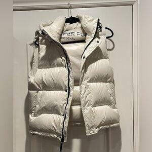 TNA Aritzia super puff vest in birch /pearl hi gloss